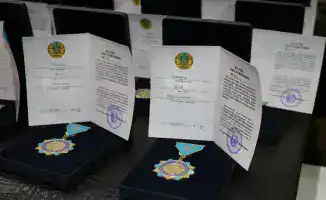 В Казахстане вручили нагрудные знаки «Ахмет Байтұрсынұлы» и «Ана тілін дамытуға қосқан үлесі үшін» ученым и лингвистам