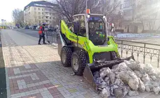 В Астане продолжаются снегоуборочные работы: задействовано 374 единицы спецтехники и 219 дорожных рабочих для обеспечения безопасности и комфортного передвижения горожан.