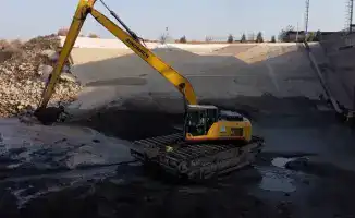 Экскаваторы на страже урожая: каналы в порядке!
