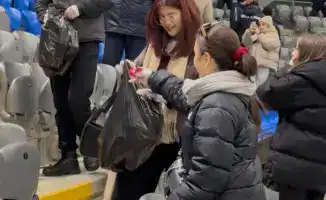 Экологическая акция болельщиков на матче Казахстан Бельгия в Астане