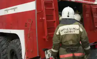 Пожар в двухэтажном доме в селе Алгабас: три человека эвакуированы, 12 погибших, включая двоих детей.