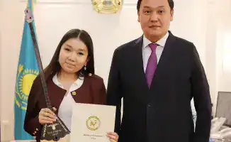 Аким Жамбылской области Ербол Карашукеев провёл встречу с победительницей республиканского айтыса Инжу Жанабай