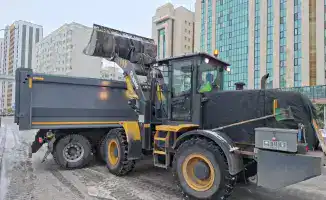 В Астане 2 800 дорожных рабочих активно очищают улицы от снега после снежной бури