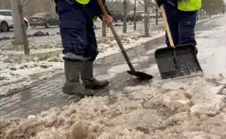 Уборка снега и наледи в Астане коммунальщиками и спецтехникой
