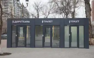 В Астане открыли новый модульный туалет на пересечении улиц Кенесары и Мамбетова. Кабинки туалета выполнены из прозрачного стекла, что делает его необычным и привлекает внимание прохожих.
