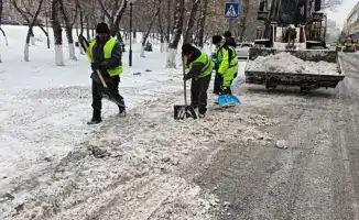 Около 3000 дорожных рабочих в Астане активно занимаются уборкой снега в условиях зимнего сезона