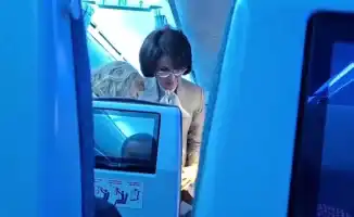 На борту самолёта из Астаны в Алматы произошёл инцидент: пассажирка пожаловалась на плохое самочувствие, что привлекло внимание министра Альназаровой, которая оказала помощь.