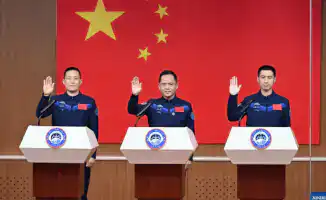 Китай отправляет юного астронавта и четырёх мышей на космическую станцию 'Небесный дворец'