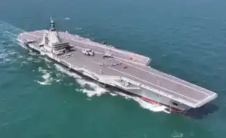 Китай официально ввёл в строй уникальный авианосец с электромагнитными катапультами и неядерной энергетической установкой, что стало значимым шагом в развитии военно-морского флота страны.
