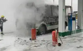 На АЗС в Доссоре произошел пожар: загорелся автобус