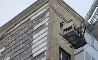 8 ноября в Астане произошло ЧП: на двух фельдшеров и ещё троих человек обрушилась облицовка здания вместе с кондиционером. Инцидент вызвал обеспокоенность среди местных жителей и властей, так как пострадавшие получили травмы. Tengrinews.kz сообщает о теку