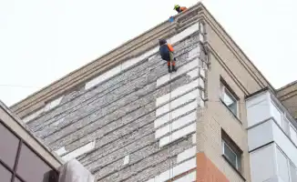 Падение облицовки в Астане: врачи сообщают о состоянии пострадавших и возможных последствиях для здоровья