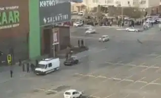 Эвакуация посетителей ТРЦ Baizaar в Атырау из-за сообщения о бомбе: прибытие полиции, спасателей и медиков