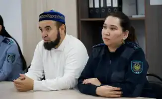 Профилактика семейного насилия в Атырау: правоохранители и наиб-имам встречаются с арестованными для предупреждения бытового насилия