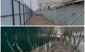 В Атырау на проспекте Бейбарыса частные дома закрыли высоким забором и металлическими щитами, что сразу привлекло внимание горожан.
