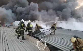 Сильный пожар в Алматы: спасатели борются с огнем в складском помещении, задействованы 21 машина и автопоезд