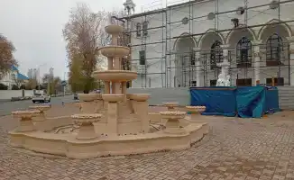 Скульптура «Три грации» вернулась на площадь у ДК имени Курмангазы: произведение искусства установлено перед зданием Дворца культуры рядом с новым гидротехническим сооружением.