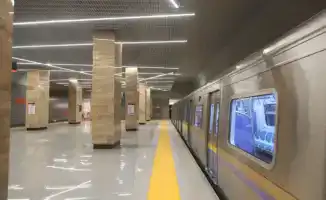Установка платформенных дверей в алматинском метро: шаг к повышению безопасности и комфорту пассажиров