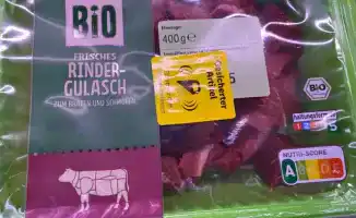В Берлине продукты из холодильников, такие как говяжье филе, антрекот, гуляш, рыба и суши, начали маркировать специальными наклейками для защиты от краж.