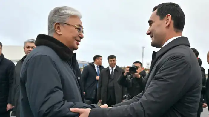 Токаев встретил президента Туркменистана в аэропорту Астаны Атырау