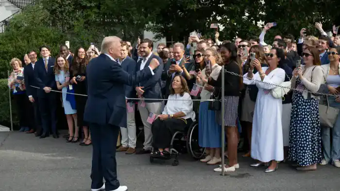 Трамп обещает выплатить 2000 долларов американцам за счет пошлин, но не всем Атырау