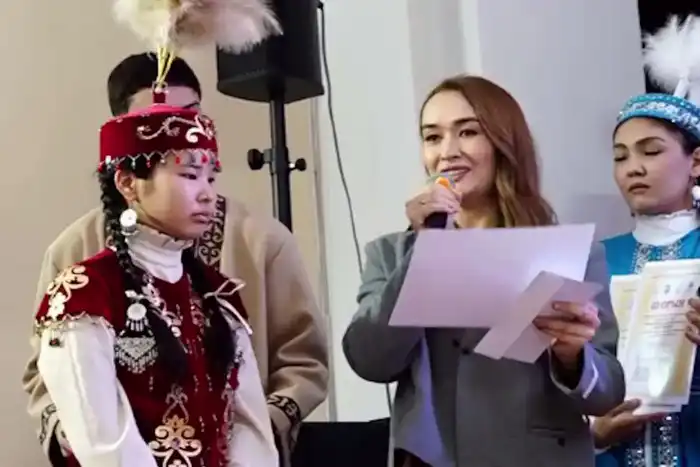 Звезды зажглись в Атырау: конкурс "Ақсұңқар" увековечил мелодии памяти Пахамана Куттымұратова и преданность Розы Рымбаевой Атырау