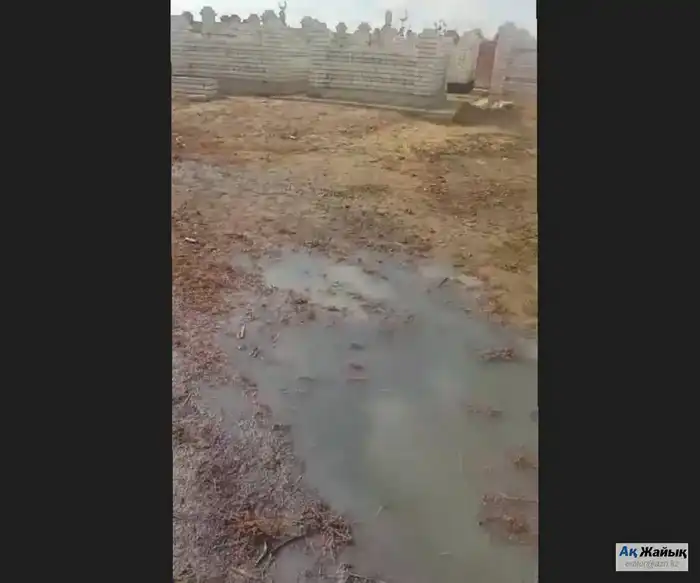 Септики и канализационные отходы рядом с кладбищем в Атырау: жители Таскала-3 страдают от вони Атырау