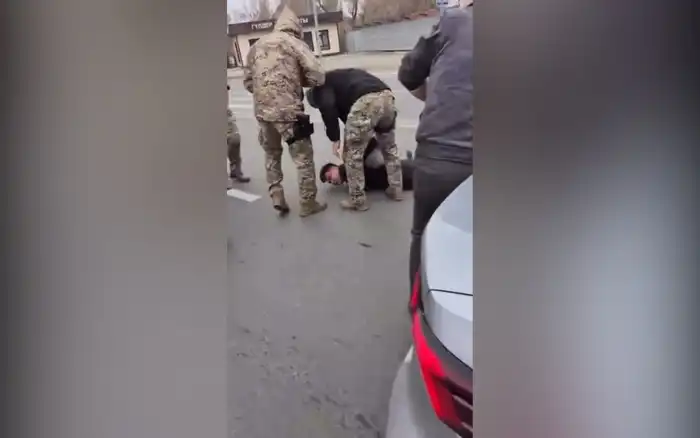 В Атырау водитель порезал руку оппоненту после дорожной ссоры: инцидент произошёл утром 17 ноября на улице М. Баймуханова. Атырау