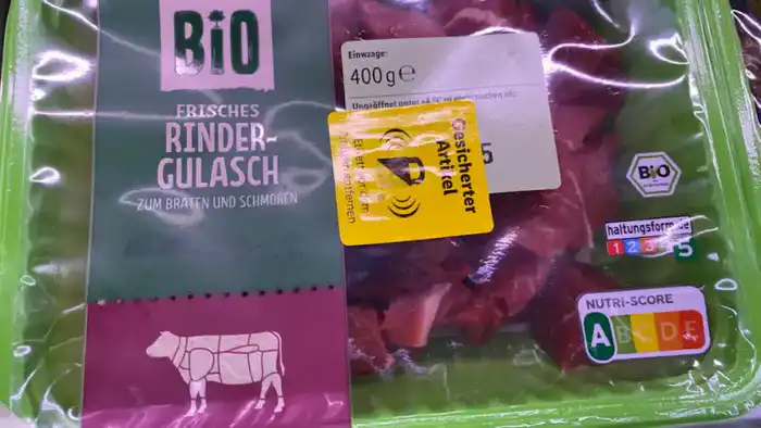 В Берлине продукты из холодильников, такие как говяжье филе, антрекот, гуляш, рыба и суши, начали маркировать специальными наклейками для защиты от краж. Атырау