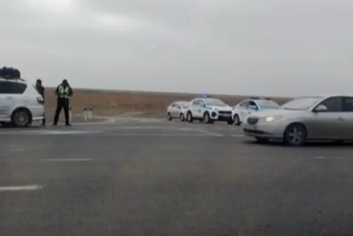 На трассе Атырау – Астрахань: праворульные автомобили в ловушке без объяснений Атырау