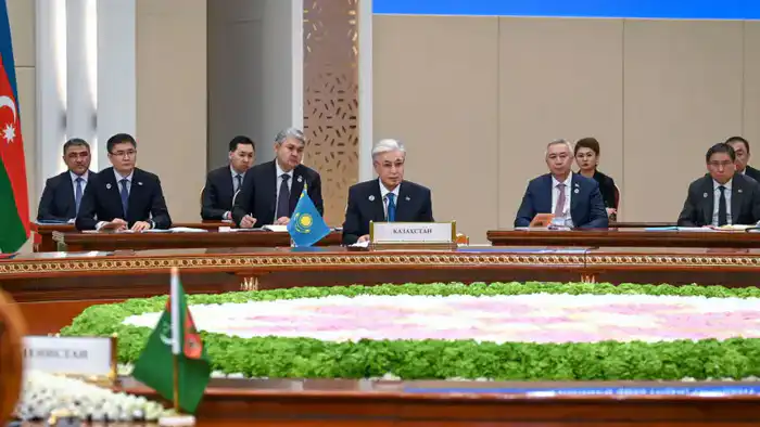 Президент Казахстана Касым-Жомарт Токаев заявил о завершении эпохи закрытых границ и изоляции в Центральной Азии, подчеркивая важность трансформации региона. Он принял участие в VII Консультативной встрече глав государств Центральной Азии, где обсуждались Атырау