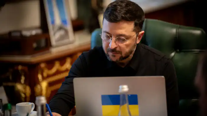 Президент Украины Владимир Зеленский ответил на критику Дональда Трампа, который упрекнул украинские власти в неблагодарности. В своем посте Трамп выразил недовольство тем, что Украина не проявляет должной признательности за поддержку США. Реакция Зеленск Атырау