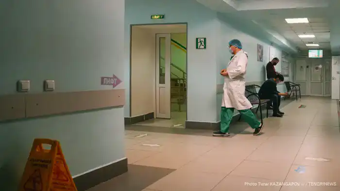 В Астане жителям и гостям столицы настоятельно рекомендуют носить маски, особенно в местах скопления людей, согласно информации от Национального центра общественного здоровья. Атырау