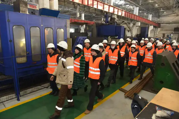 Научно-технологическая сессия в Караганде решения для промышленности студенты команды QarTech Атырау