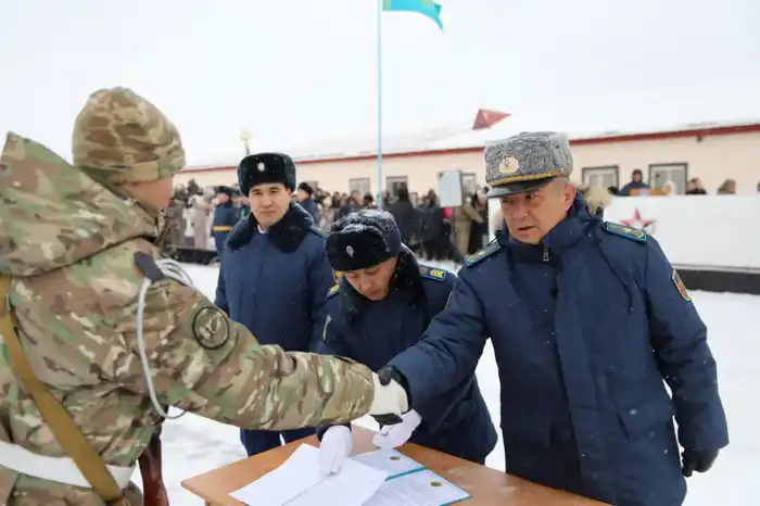 170 молодых бойцов приняли военную присягу в Акмолинском гарнизоне Атырау