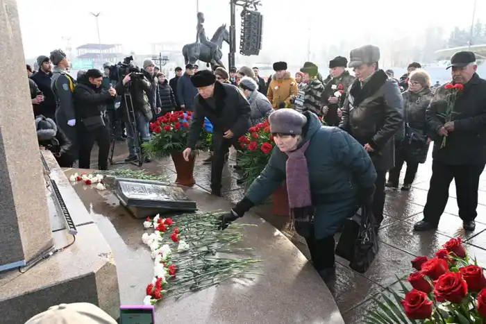 Сбор алматинцев у монумента «Тәуелсіздік» в честь Дня Независимости: единство и память о героях Атырау