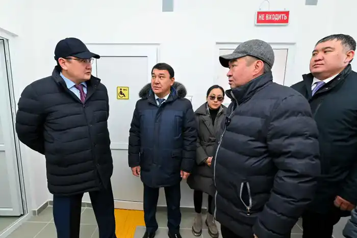 Аким области ознакомился с работой нового медицинского пункта в селе Малтүгел, улучшая доступ к здравоохранению для местного населения Атырау