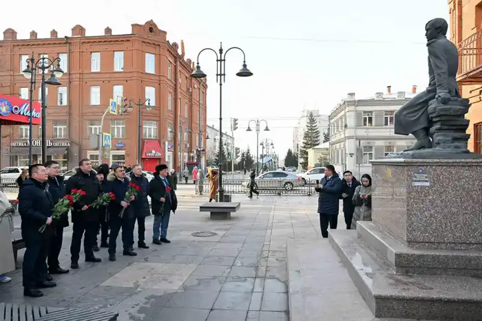 Делегация области Абай почтила память Шокана Уалиханова и Кемеля Токаева в Омске Атырау