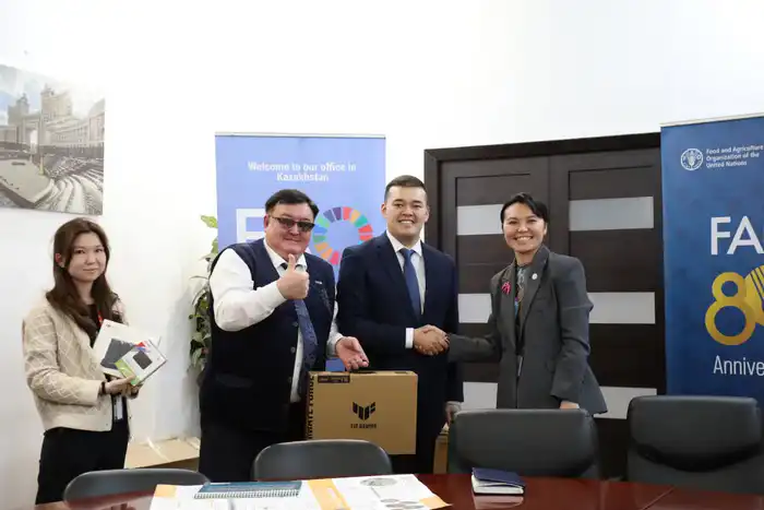 Казахстан получает оборудование от ФАО для борьбы с саранчой Атырау