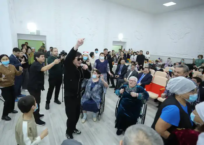 Глава региона поздравил пожилых людей, получающих услуги Центра специальных социальных услуг № 2, с Новым годом Атырау
