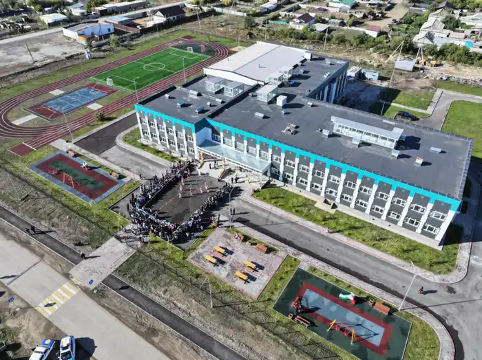 Создание 100 тысяч ученических мест через финансирование из средств, изъятых у коррупционеров, подчеркивает важность борьбы с коррупцией в сфере образования. Атырау