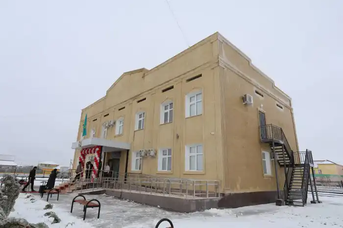 В селе Кендерли открыли новое здание акимата и передали служебные автомобили Атырау