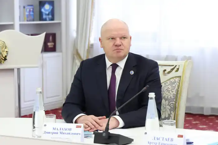 Дмитрий Малахов обсуждает антикоррупционную устойчивость и права человека на международном круглом столе Атырау