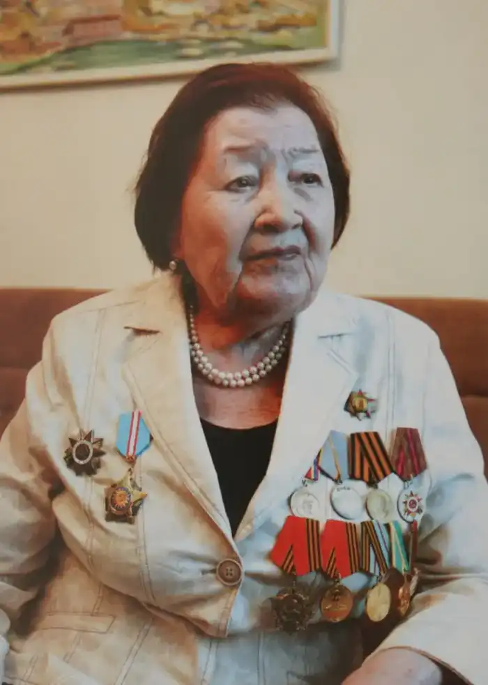Военнослужащие поздравили ветерана Великой Отечественной войны с 99-летием в Алматы Атырау