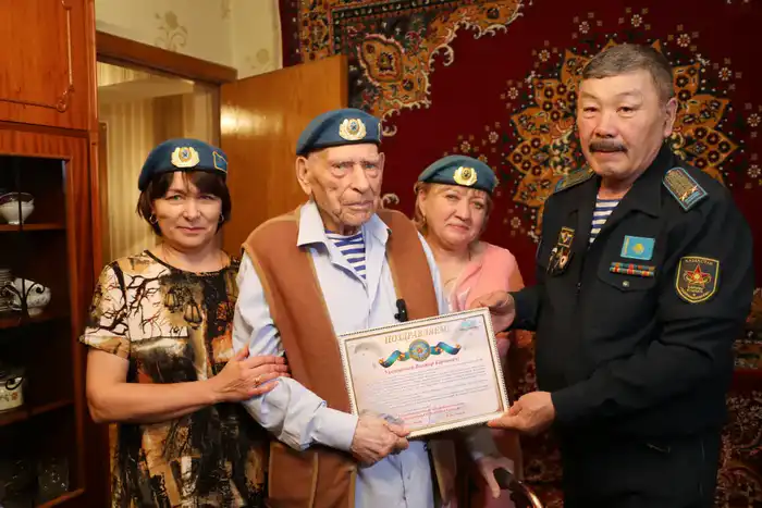 101 год: Ветеран войны получает поздравления от военных! Атырау
