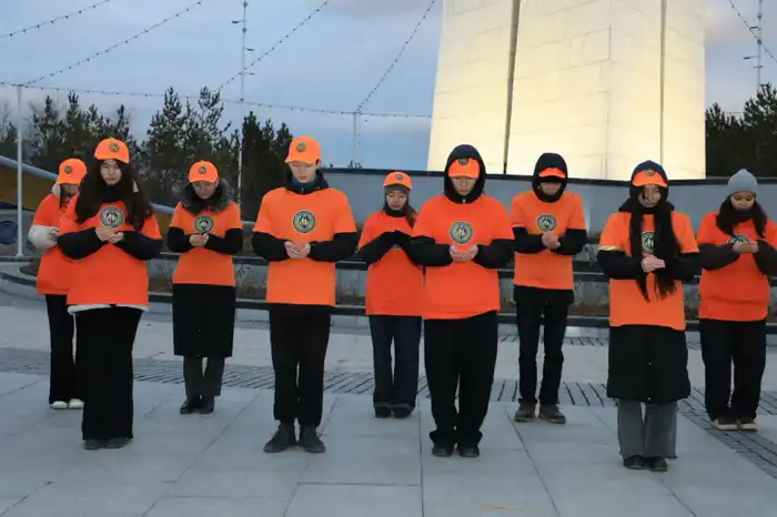 В Астане прошла акция против бытового насилия: участники в оранжевом поддержали жертв Атырау