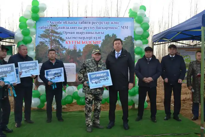 В Шалкарском районе передали автомобили и дроны для охраны лесов Атырау