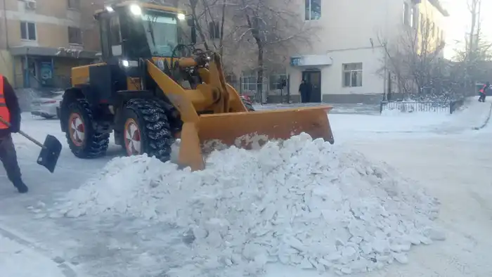 Астана под снежным покровом: 3 000 дорожных рабочих и 1 400 единиц техники на страже чистоты города Атырау