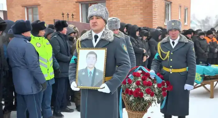 Полицейские провели в последний путь старшего лейтенанта Асанали Аскербекова в Акмолинской области Атырау