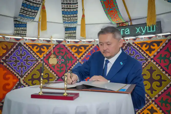 Министр науки и высшего образования Казахстана ознакомился с работой Чирчикского филиала ЮКИУ (2)